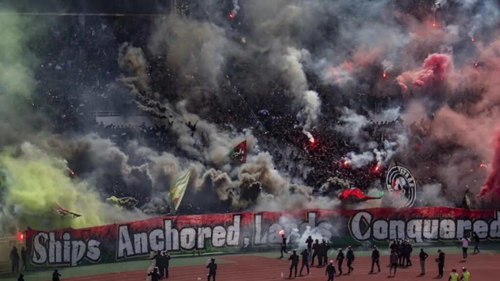 أحداث مباراة الجيش الملكي والأهلي: فوضى واشتباكات ورمي مقذوفات (مشاهد صادمة)